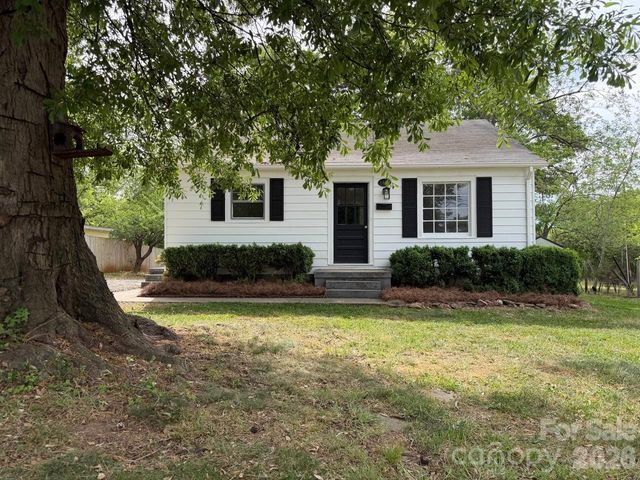 1431 3rd Street Place NE, Hickory, NC 28601