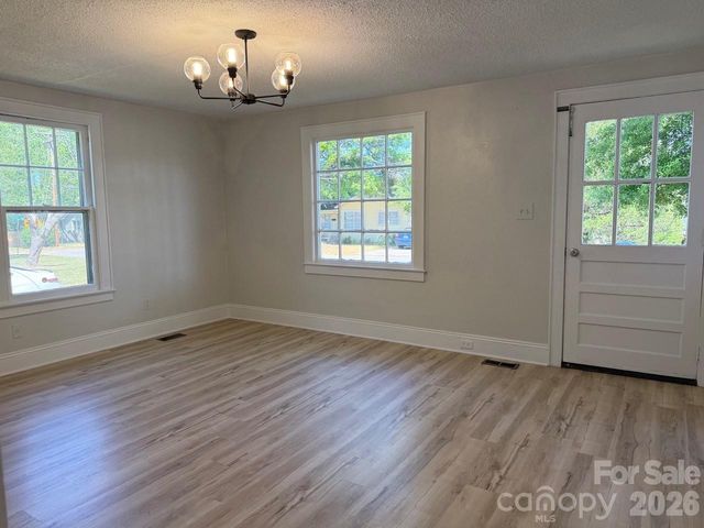 1431 3rd Street Place NE, Hickory, NC 28601