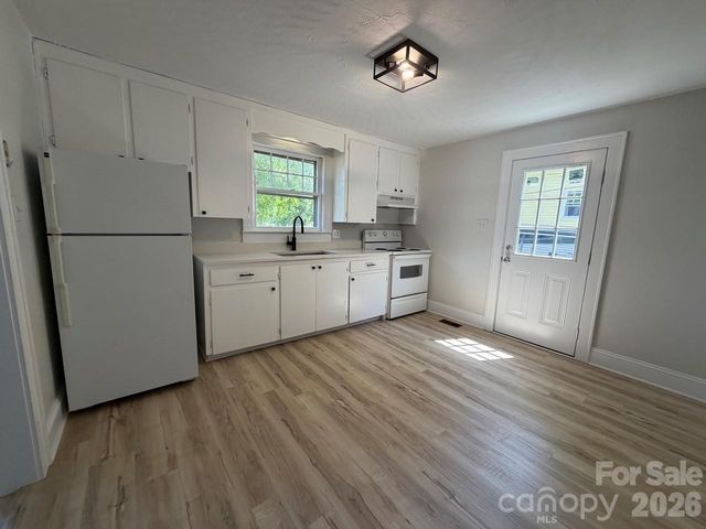 1431 3rd Street Place NE, Hickory, NC 28601