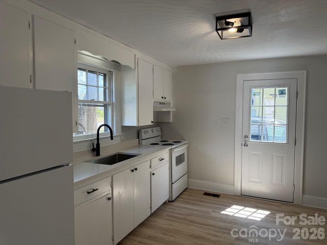 1431 3rd Street Place NE, Hickory, NC 28601