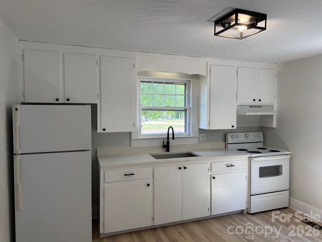 1431 3rd Street Place NE, Hickory, NC 28601