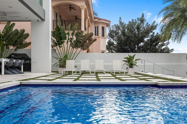 323 Atlantic Avenue Na, Sunny Isles Beach, FL 33160