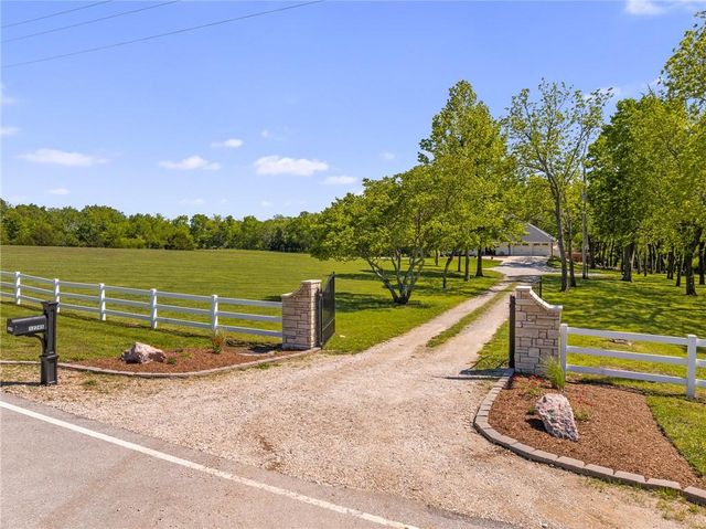 12245 W 279th Terrace, Louisburg, KS 66053