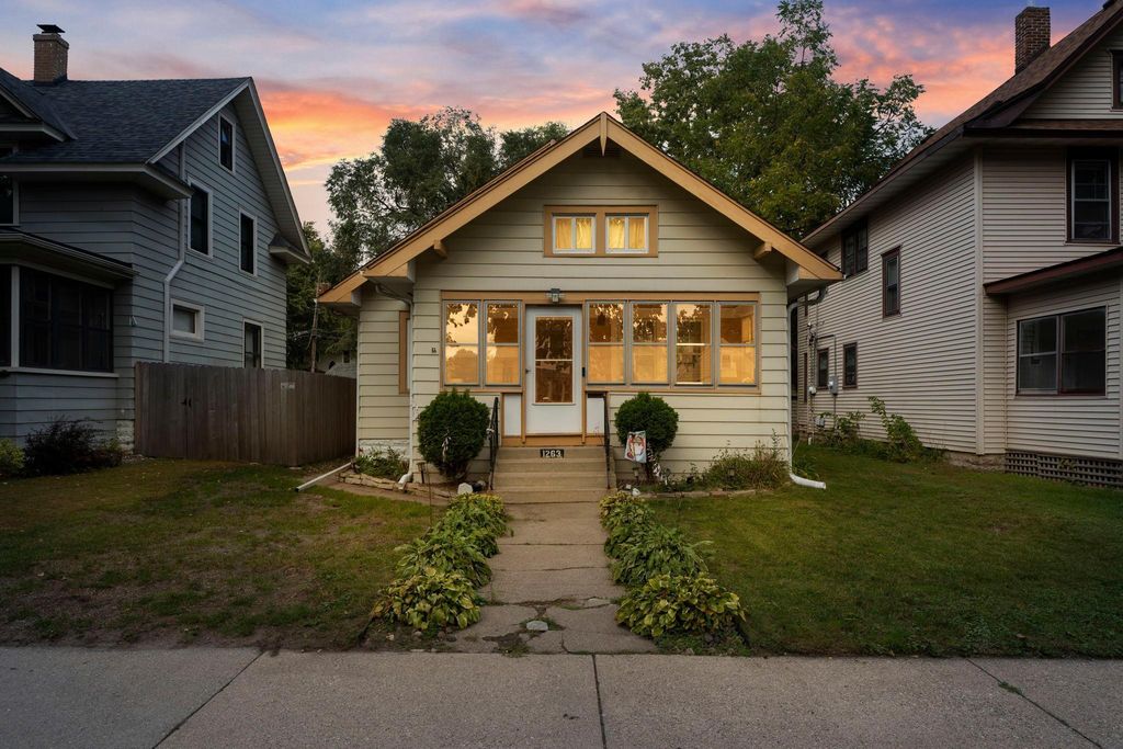 1263 Charles Avenue, Saint Paul, MN 55104
