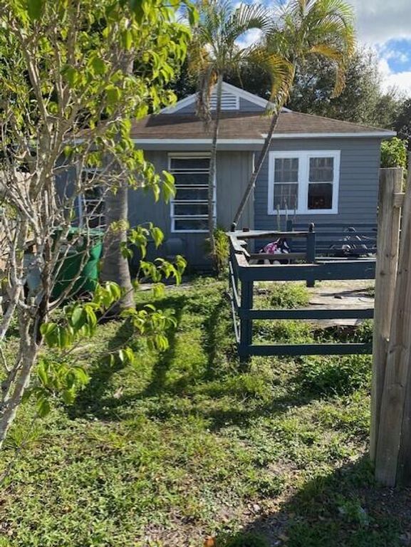 102 NW 28th Way, Fort Lauderdale, FL 33311