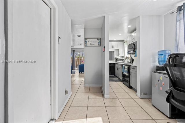 8009 NW 29th St, Sunrise, FL 33322