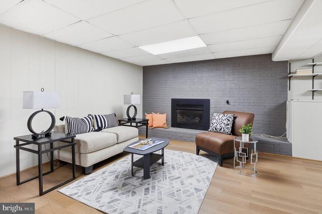 9216 KRISTIN LN, Fairfax, VA 22032