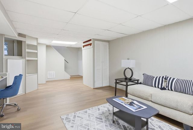 9216 KRISTIN LN, Fairfax, VA 22032