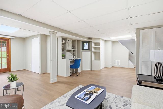 9216 KRISTIN LN, Fairfax, VA 22032