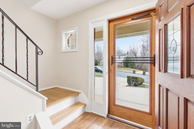 9216 KRISTIN LN, Fairfax, VA 22032