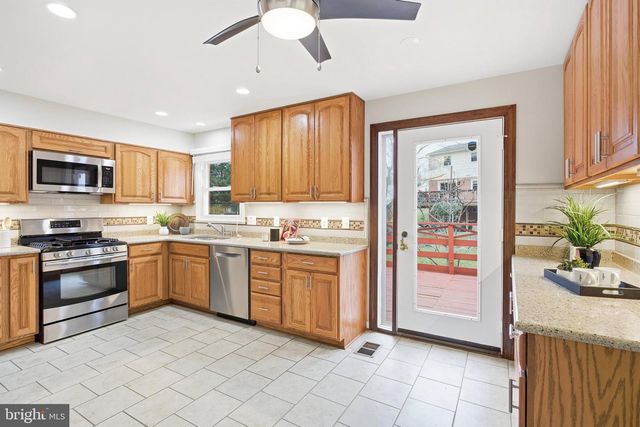 9216 KRISTIN LN, Fairfax, VA 22032