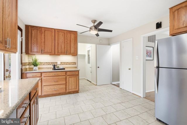 9216 KRISTIN LN, Fairfax, VA 22032