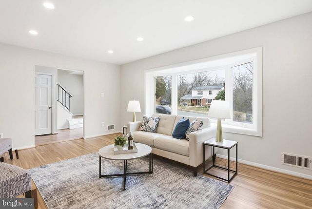 9216 KRISTIN LN, Fairfax, VA 22032