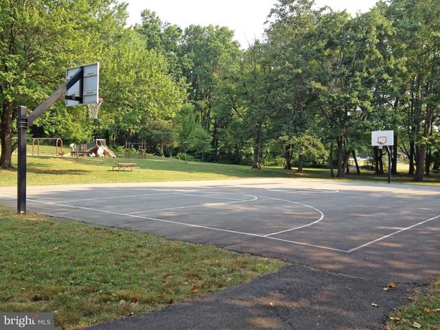 9216 KRISTIN LN, Fairfax, VA 22032