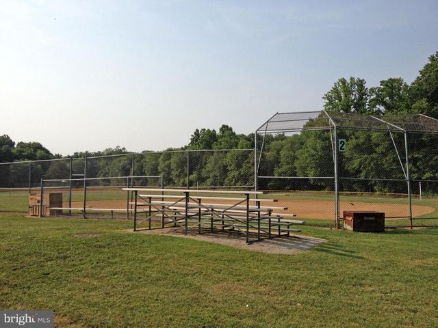 9216 KRISTIN LN, Fairfax, VA 22032