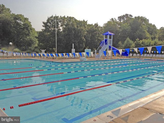 9216 KRISTIN LN, Fairfax, VA 22032