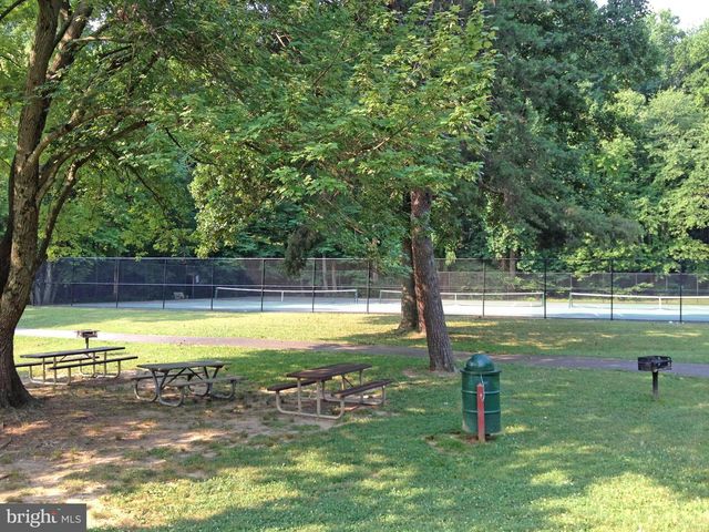 9216 KRISTIN LN, Fairfax, VA 22032