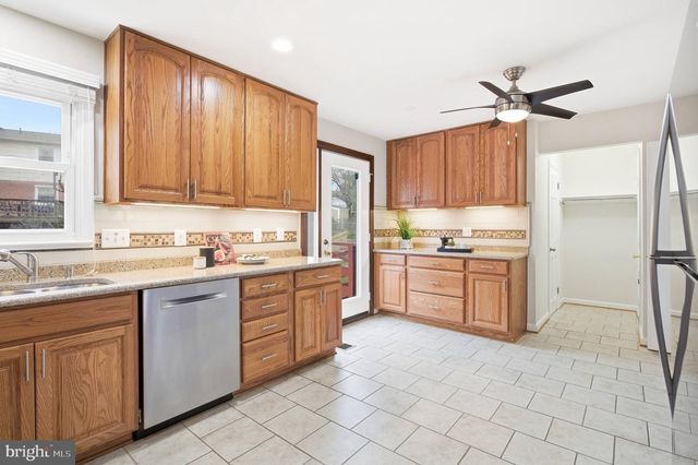 9216 KRISTIN LN, Fairfax, VA 22032