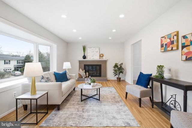 9216 KRISTIN LN, Fairfax, VA 22032