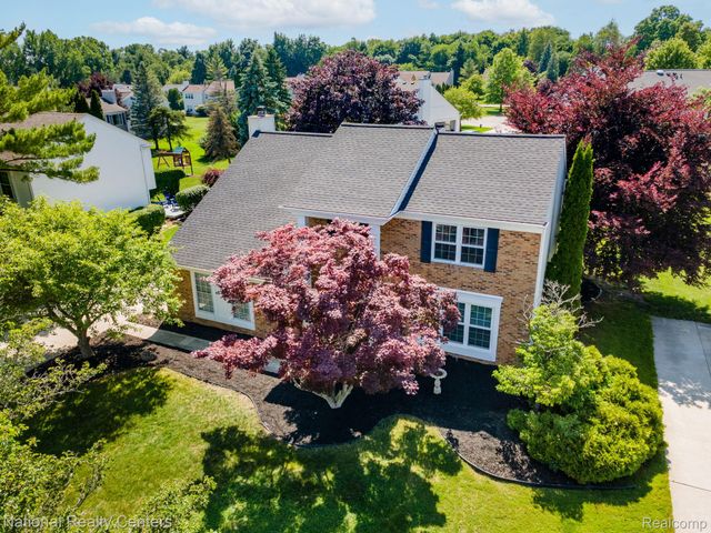 1884 Charrington Drive, West Bloomfield Charter Township, MI 48324
