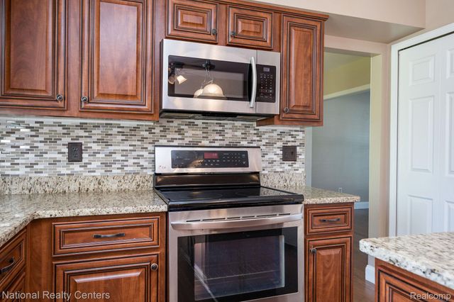 1884 Charrington Drive, West Bloomfield Charter Township, MI 48324
