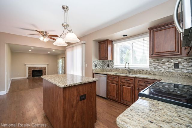 1884 Charrington Drive, West Bloomfield Charter Township, MI 48324