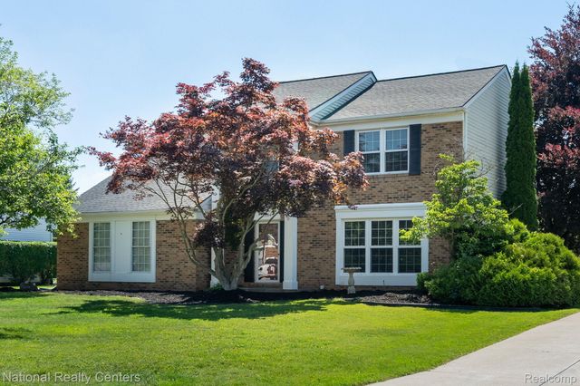 1884 Charrington Drive, West Bloomfield Charter Township, MI 48324