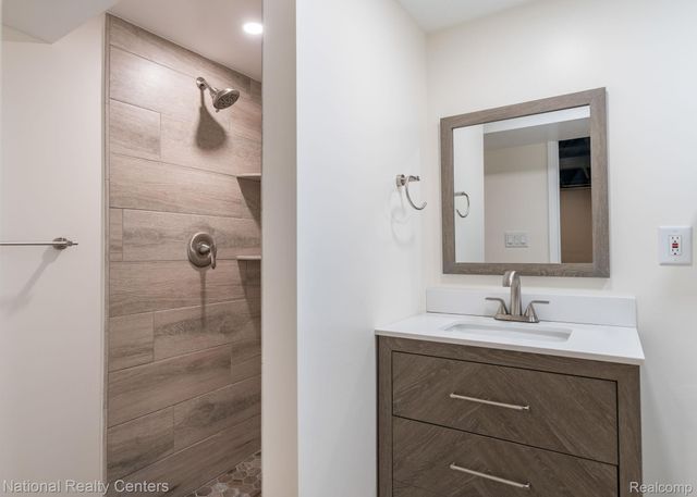 1884 Charrington Drive, West Bloomfield Charter Township, MI 48324