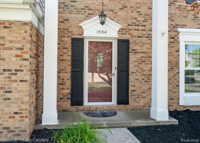 1884 Charrington Drive, West Bloomfield Charter Township, MI 48324