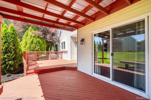 1884 Charrington Drive, West Bloomfield Charter Township, MI 48324