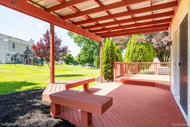1884 Charrington Drive, West Bloomfield Charter Township, MI 48324