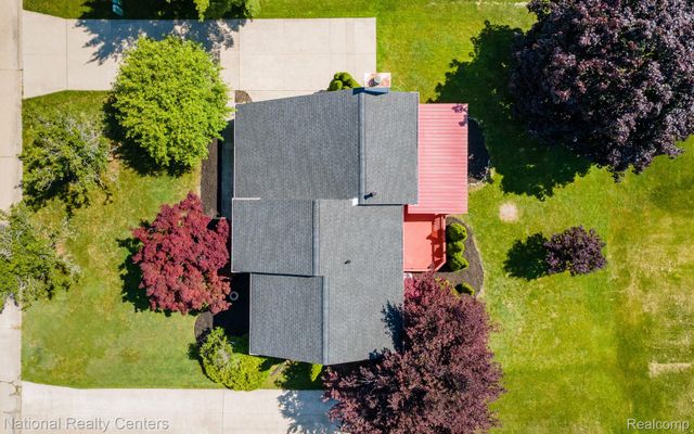 1884 Charrington Drive, West Bloomfield Charter Township, MI 48324
