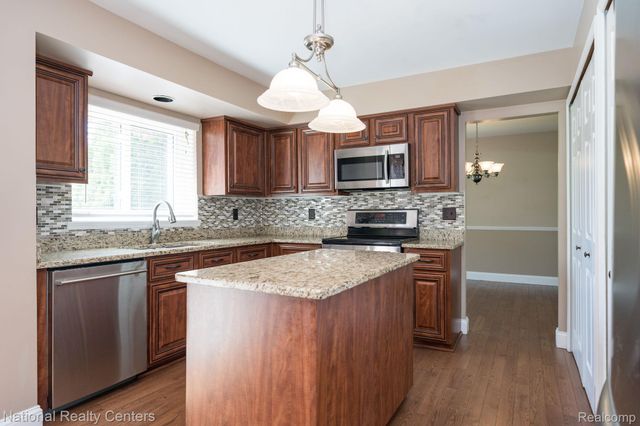 1884 Charrington Drive, West Bloomfield Charter Township, MI 48324