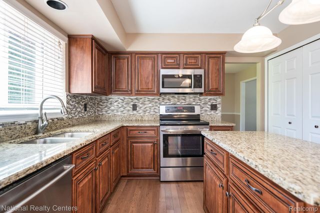 1884 Charrington Drive, West Bloomfield Charter Township, MI 48324