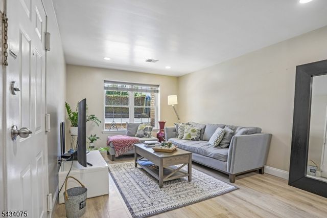 272 Walnut St 6D, Newark City, NJ 07105