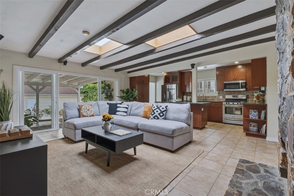 Image 17 of property listing at 14451 Greenleaf Street, Sherman Oaks, CA 91423