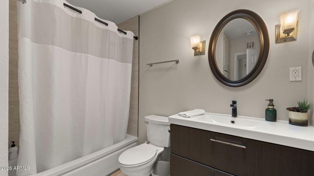 8213 E WHITTON Avenue, Scottsdale, AZ 85251