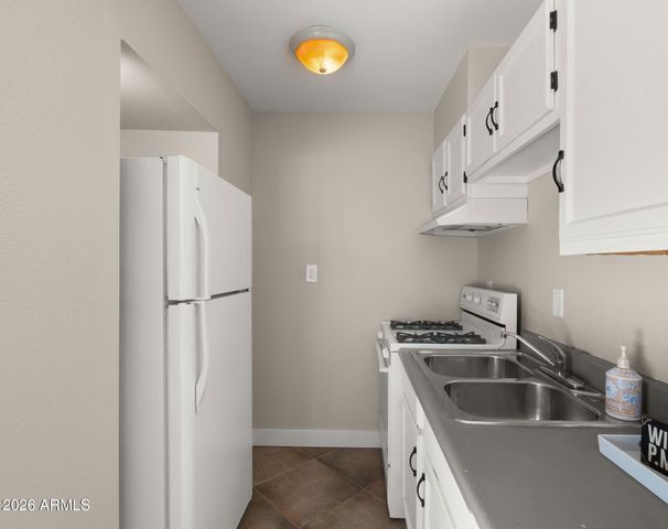 8213 E WHITTON Avenue, Scottsdale, AZ 85251