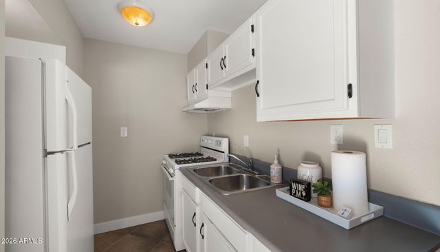 8213 E WHITTON Avenue, Scottsdale, AZ 85251