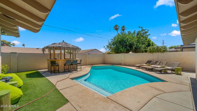 8213 E WHITTON Avenue, Scottsdale, AZ 85251