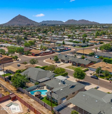 8213 E WHITTON Avenue, Scottsdale, AZ 85251