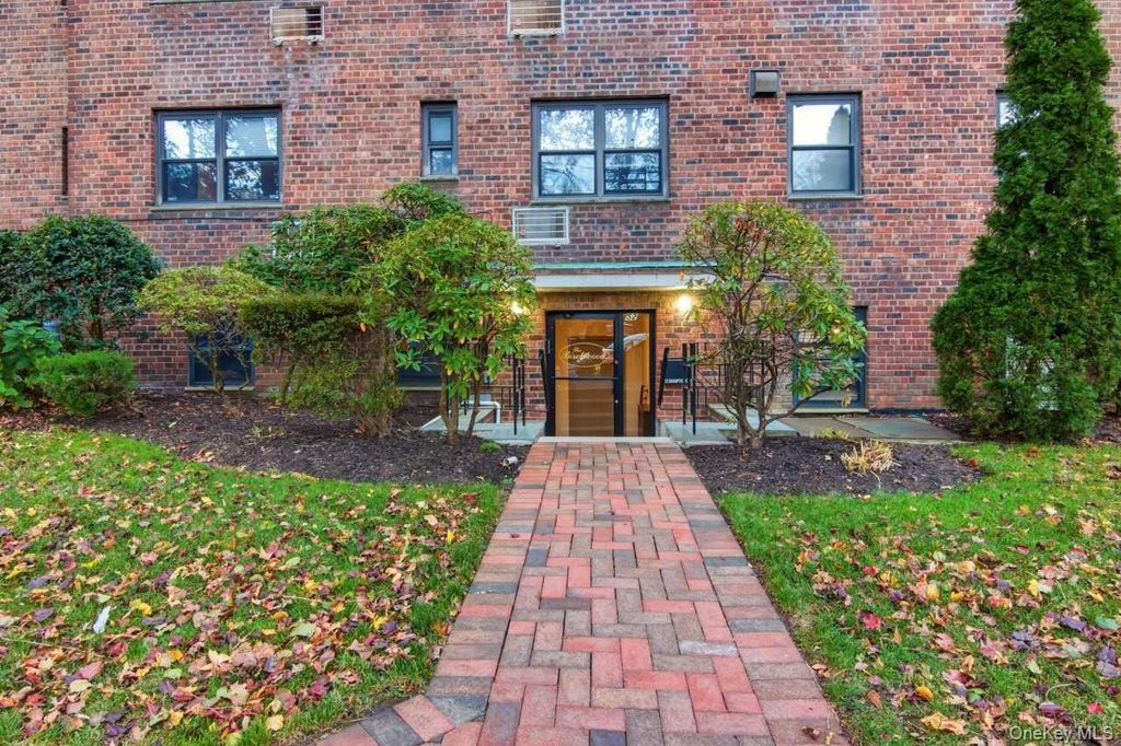 52 Brompton Road 52, Great Neck, NY 11021 — exterior