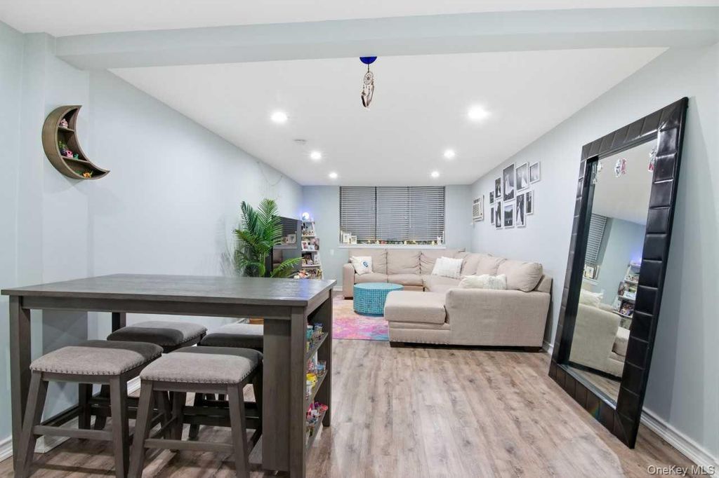 52 Brompton Road 52, Great Neck, NY 11021 — photo 4
