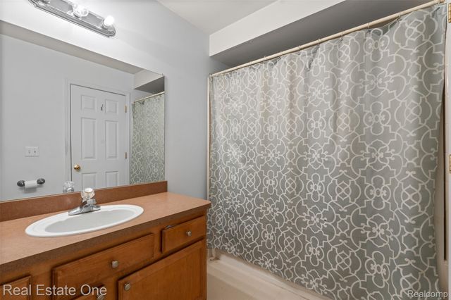 53244 Glen Oak Drive, New Baltimore, MI 48051