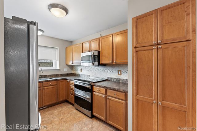 53244 Glen Oak Drive, New Baltimore, MI 48051