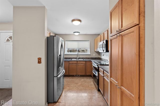 53244 Glen Oak Drive, New Baltimore, MI 48051