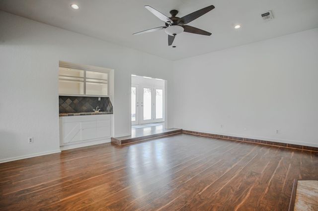 9208 Lynnhaven Avenue, Lubbock, TX 79423