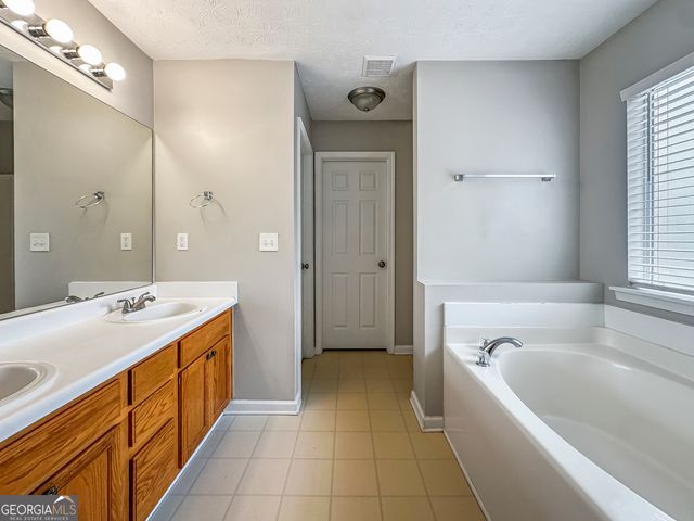 1395 Stephens Pond View, Loganville, GA 30052