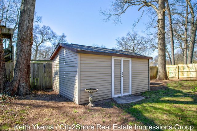 1830 N Roberts Road, Muskegon, MI 49445