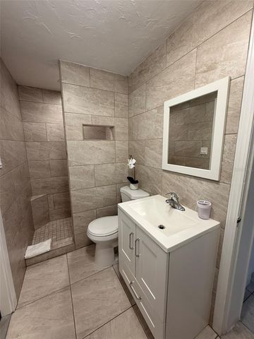 828 S TUTTLE AVENUE B, Sarasota, FL 34237